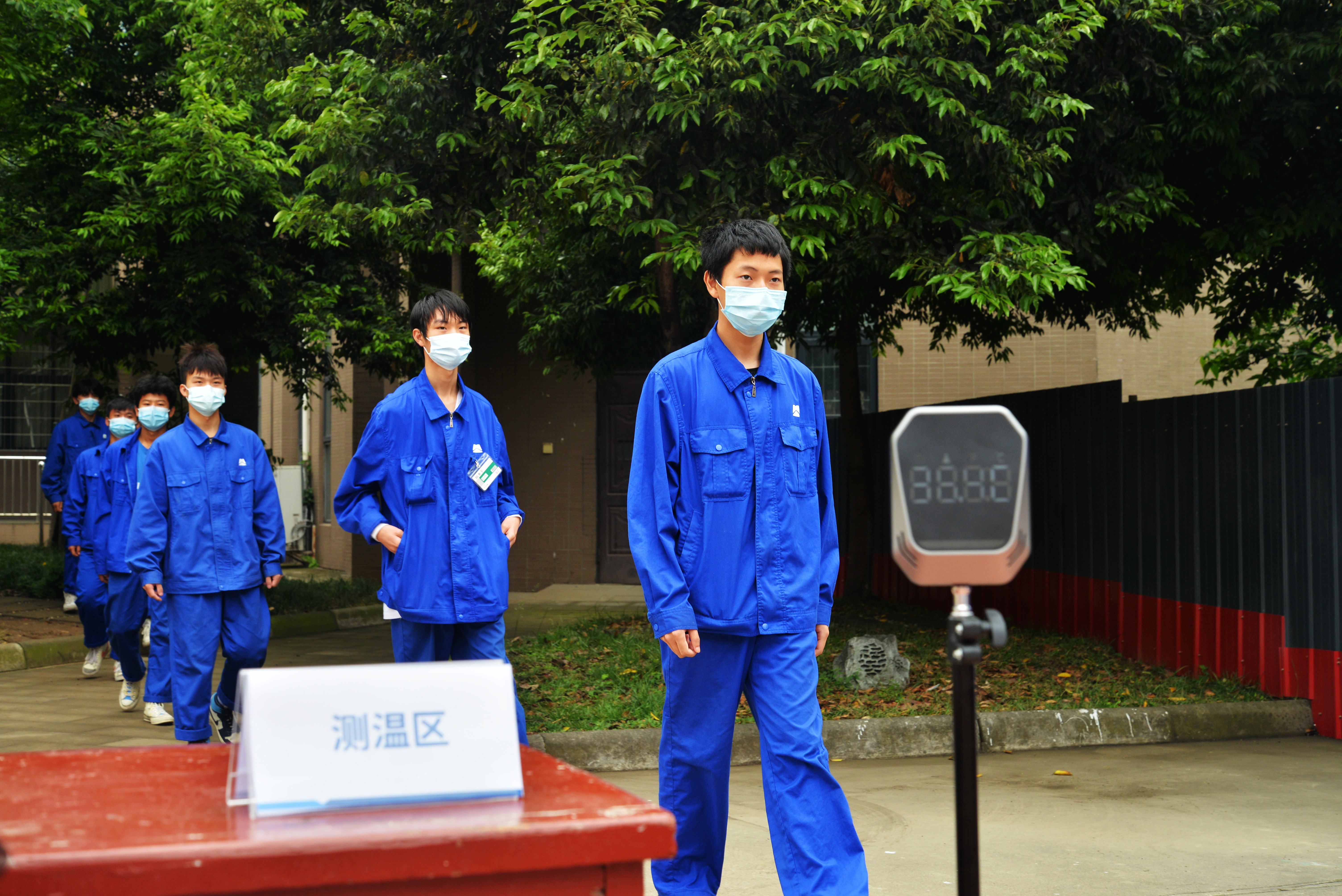 以练促防 守护校园--德阳安装技师学院开展核酸检测应急演练